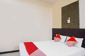 OYO 91878 Cherry Red Hotel