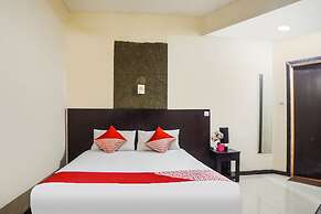 OYO 91878 Cherry Red Hotel