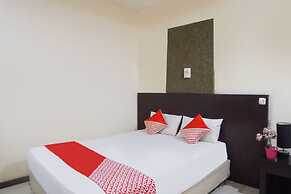 OYO 91878 Cherry Red Hotel