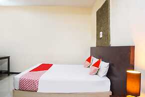 OYO 91878 Cherry Red Hotel