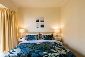 Logooner ocean house walking to beach