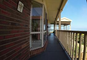 Logooner ocean house walking to beach