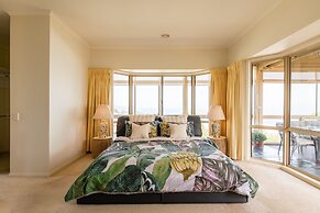 Logooner ocean house walking to beach