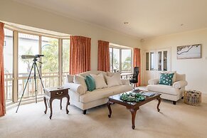 Logooner ocean house walking to beach