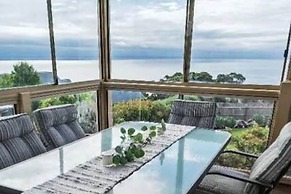 Logooner ocean house walking to beach