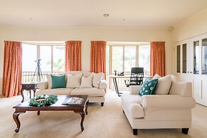 Logooner ocean house walking to beach