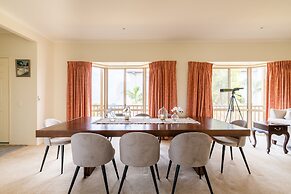 Logooner ocean house walking to beach