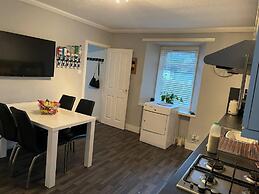 Rural Chapel Cottage, Near Airport, bar & hot tub