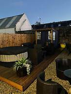 Rural Chapel Cottage, Near Airport, bar & hot tub