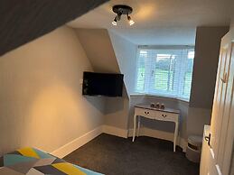 Rural Chapel Cottage, Near Airport, bar & hot tub