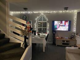 Rural Chapel Cottage, Near Airport, bar & hot tub