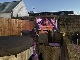 Rural Chapel Cottage, Near Airport, bar & hot tub