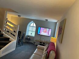 Rural Chapel Cottage, Near Airport, bar & hot tub