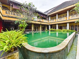 Super OYO Townhouse Oak Maxi Hotel Legian