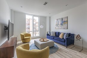 Sun-kissed 3BR Loft With Patio Minutes to NYC