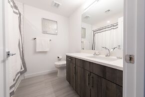 Sun-kissed 3BR Loft With Patio Minutes to NYC