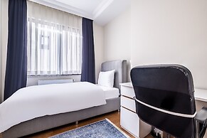 Flat in Maltepe With Balcony Near Shopping Malls