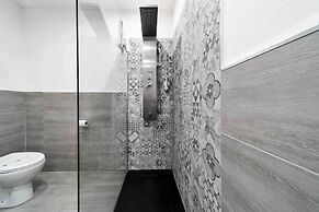 DANTE 138 CLASS ROOMS & APARTMENTS