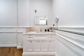 DANTE 138 CLASS ROOMS & APARTMENTS