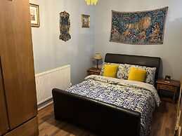 Studio - Sleeps 2 - Pets - Terrace - Parking