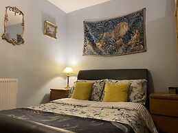 Quirky Town Centre Apartment With River Terrace