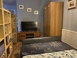 Quirky Town Centre Apartment With River Terrace