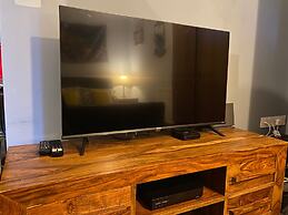 Studio - Sleeps 2 - Pets - Terrace - Parking