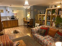 Quirky Town Centre Apartment With River Terrace