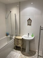 Quirky Town Centre Apartment With River Terrace