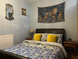 Studio - Sleeps 2 - Pets - Terrace - Parking