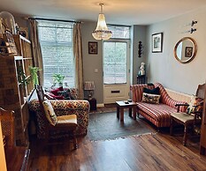 Quirky Town Centre Apartment With River Terrace