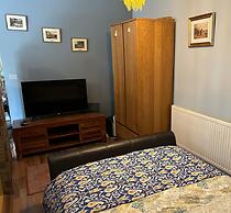 Studio - Sleeps 2 - Pets - Terrace - Parking