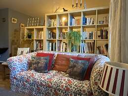 Quirky Town Centre Apartment With River Terrace