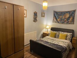 Quirky Town Centre Apartment With River Terrace
