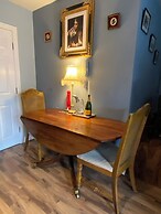 Quirky Town Centre Apartment With River Terrace