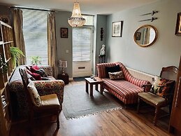 Beautiful Town Centre Apartment With River Terrace