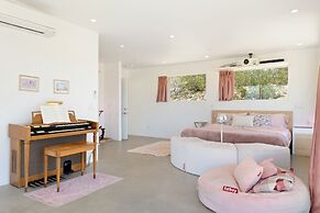 House Of Intellect - Hot Tub, Pool Fire Pit And Views! 1 Bedroom Home 