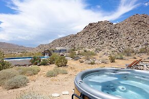 House Of Intellect - Hot Tub, Pool Fire Pit And Views! 1 Bedroom Home 