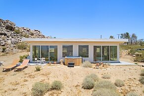 House Of Intellect - Hot Tub, Pool Fire Pit And Views! 1 Bedroom Home 