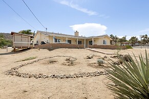 Desert Quail Retreat - Hot Tub, Fire Pit And Bbq! 3 Bedroom Home by Re