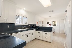 Roadrunner Inn - Pool, Hot Tub, Bbq And Fire Pit! 2 Bedroom Home by Re