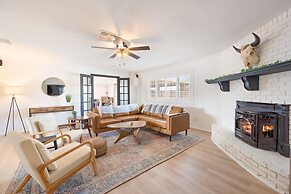 Roadrunner Inn - Pool, Hot Tub, Bbq And Fire Pit! 2 Bedroom Home by Re