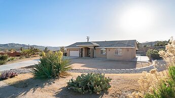 Hillside Desert House - Hot Tub, Fire Pit And Bbq! 3 Bedroom Home by R