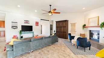 Hillside Desert House - Hot Tub, Fire Pit And Bbq! 3 Bedroom Home by R