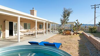 Hillside Desert House - Hot Tub, Fire Pit And Bbq! 3 Bedroom Home by R