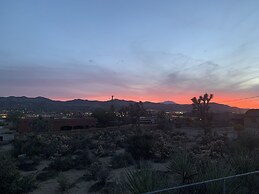 Hillside Desert House - Hot Tub, Fire Pit And Bbq! 3 Bedroom Home by R