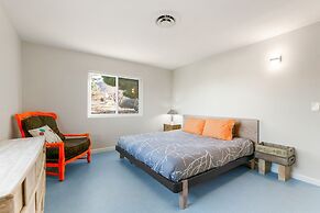 Rocky Ridge Retreat - Hot Tub, Fire Pit & Bbq! 2 Bedroom Home by RedAw