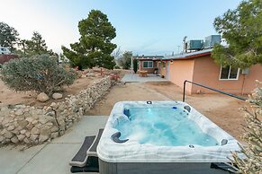 Rocky Ridge Retreat - Hot Tub, Fire Pit & Bbq! 2 Bedroom Home by RedAw