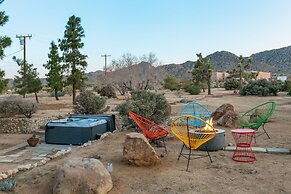 Rocky Ridge Retreat - Hot Tub, Fire Pit & Bbq! 2 Bedroom Home by RedAw