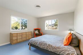 Rocky Ridge Retreat - Hot Tub, Fire Pit & Bbq! 2 Bedroom Home by RedAw